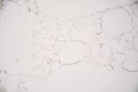 Polerowanie blatu kuchennego z białego kamienia kwarcowego zaprojektowanego przez Calacatta