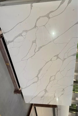 NSF Grey Calacatta Quartz Stone Slab z białym tłem Odporny na zarysowania materiał dekoracyjny