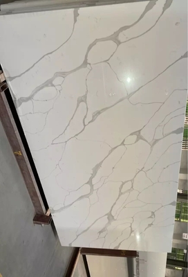 NSF Grey Calacatta Quartz Stone Slab z białym tłem Odporny na zarysowania materiał dekoracyjny