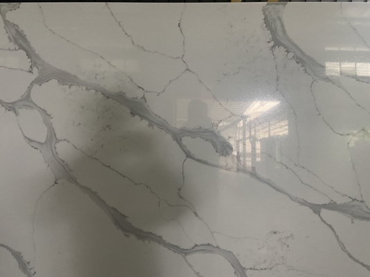 NSF Grey Calacatta Quartz Stone Slab z białym tłem Odporny na zarysowania materiał dekoracyjny