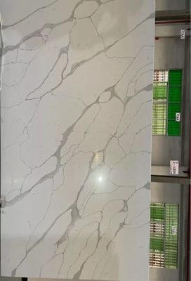 NSF Grey Calacatta Quartz Stone Slab z białym tłem Odporny na zarysowania materiał dekoracyjny