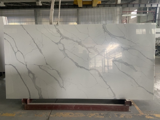 NSF Grey Calacatta Quartz Stone Slab z białym tłem Odporny na zarysowania materiał dekoracyjny